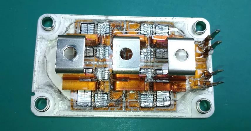 图1以常见的62mm封装igbt模块为例,其内部由igbt(绝缘栅双极型晶体管)