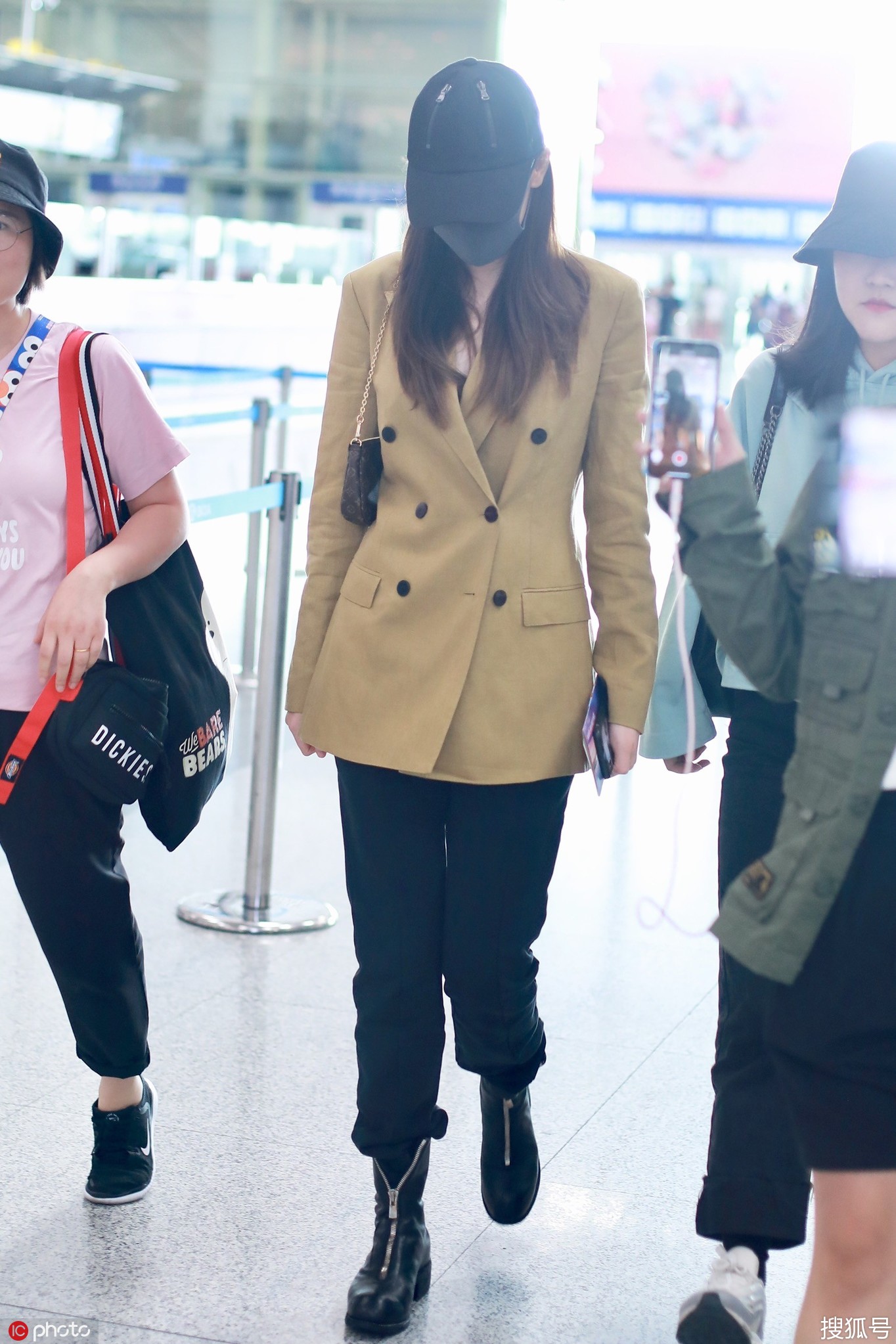 迪丽热巴收腰风衣大秀婀娜好身材,走路如水蛇舞蹈