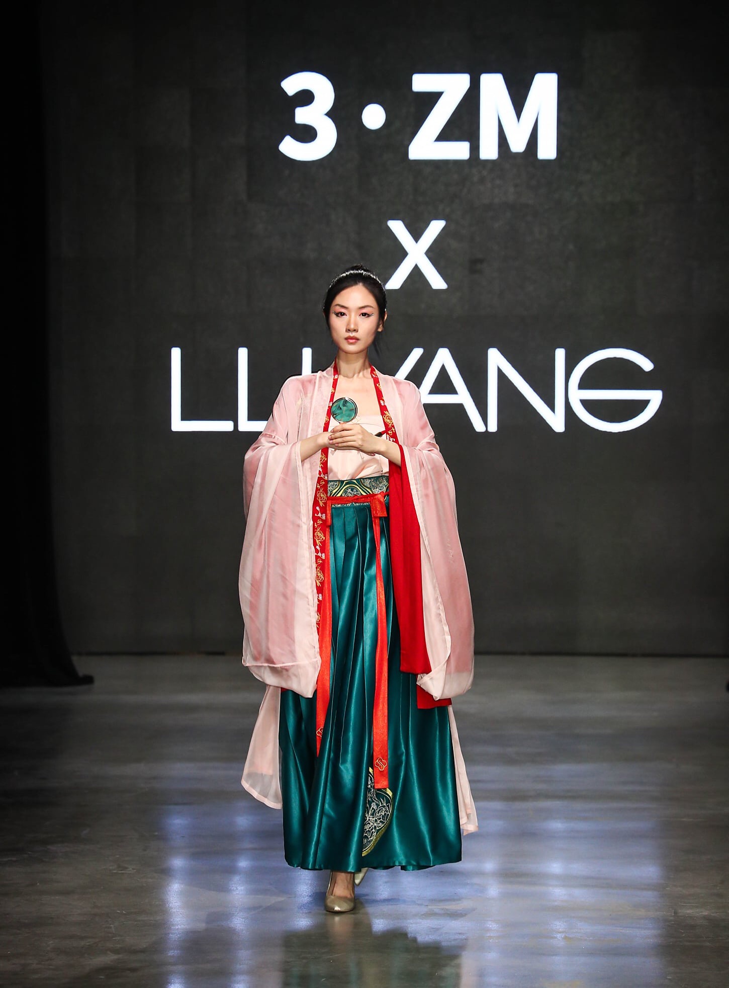 汉服与时装的碰撞3zmxyanglu纽约时装周跨界时尚大秀