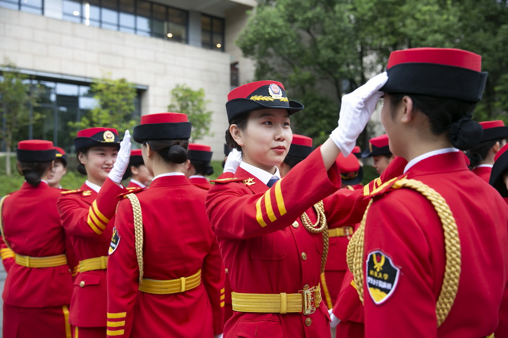 重慶:高校女子國旗班加強訓練迎國慶