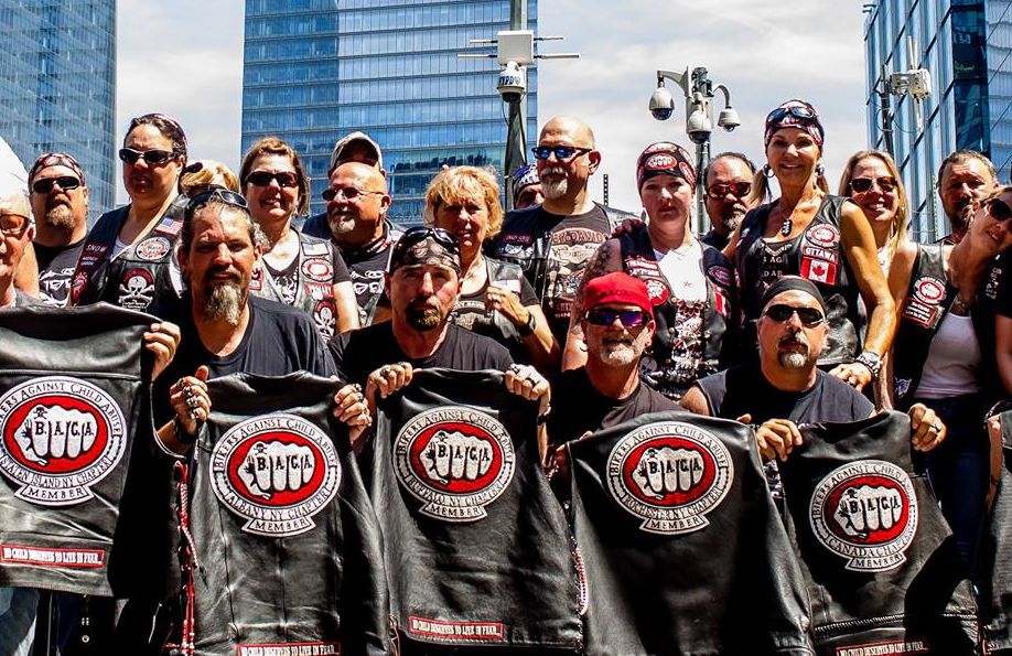 这群穿皮衣开机车的花臂壮汉是孩子心中最酷的英雄