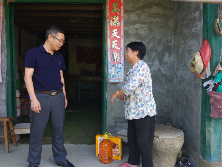 县领导走访慰问挂包虬江街道贫困户