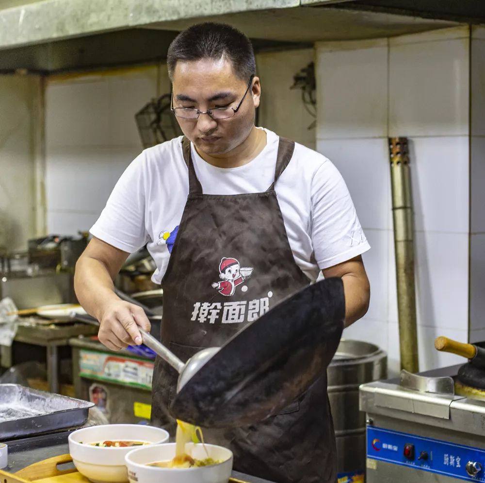 金港这位年轻厨师一手掌勺一手玩航拍,今天,他给大家免费送大餐!