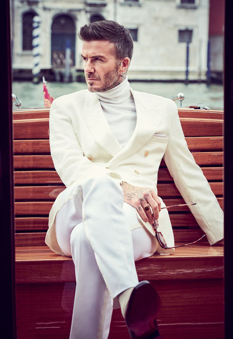 披西装出街,搭土气红配紫霸气十足,获小贝贴身保护让人羡慕_beckham