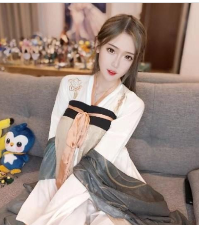 中秋节的到来,腐团儿身穿汉服,化身为古代小仙女,从汉服上看也不是一