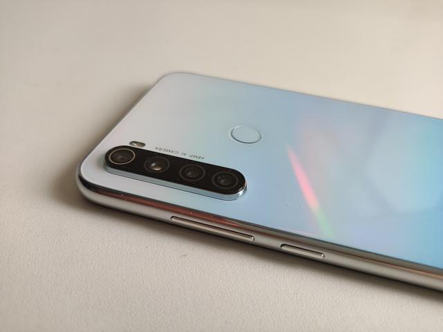 背部左上角为竖直排布的四个摄像头,依然是凸起的状态哈.