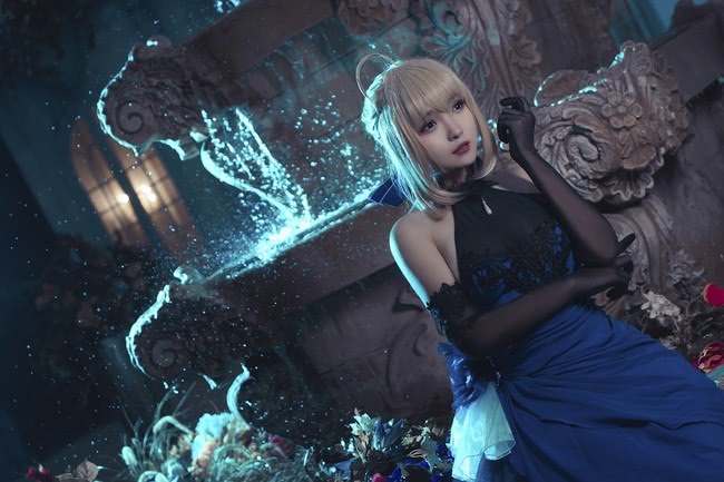 cos:晚礼服saber,手持长剑的骑士