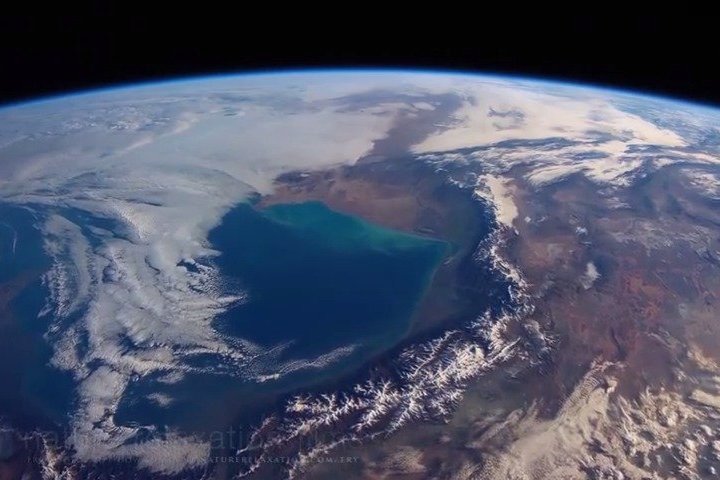 从外太空游览俯瞰地球