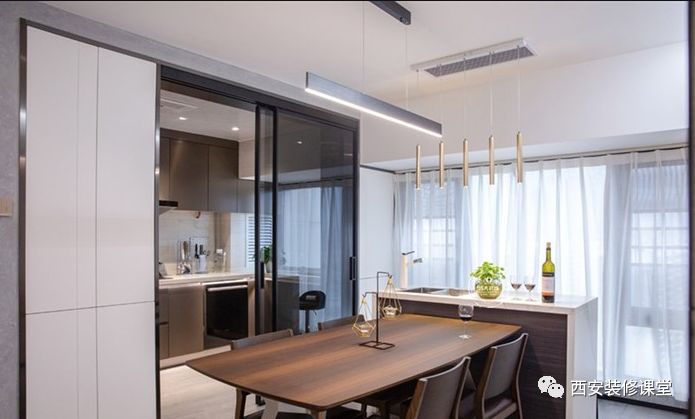 利用餐厅位置做了岛台和餐桌一体化设计,不仅颜值上提高,同时岛台