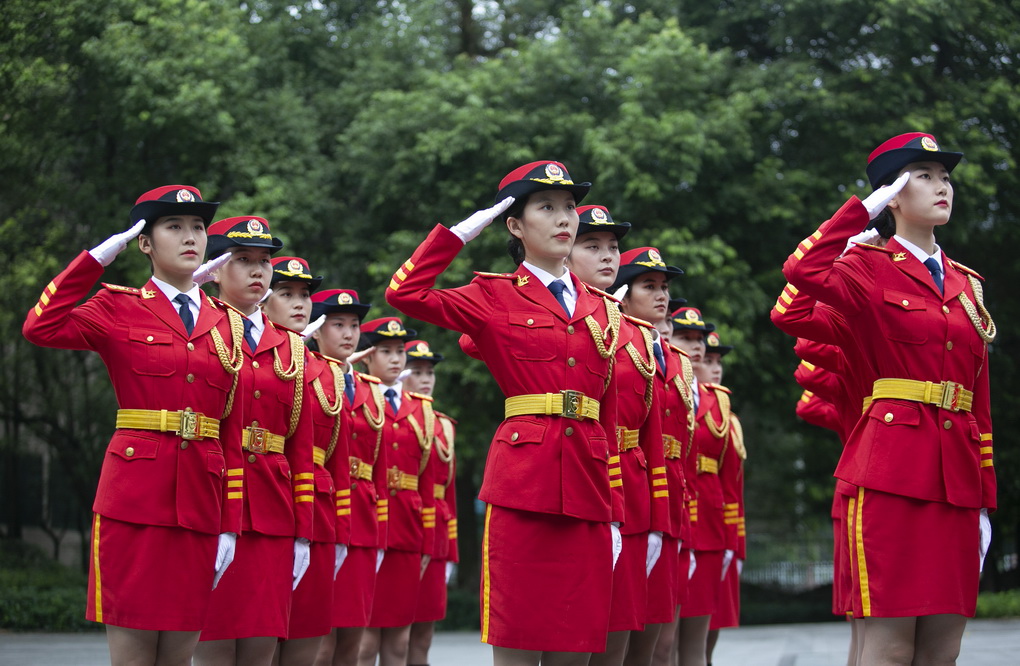 重庆:高校女子国旗班加强训练迎国庆