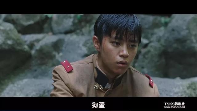 刘海镇饰演的抗日黄队长,粗鲁,豪爽,勇敢,枪法很烂,但刀法绝伦,动辄就