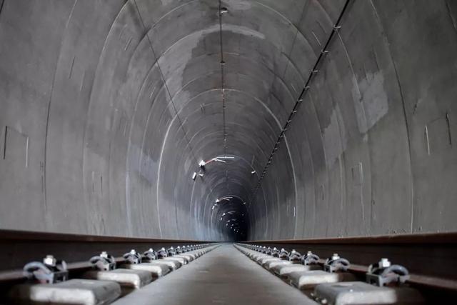 浩吉铁路吉安隧道洞内场景在建设过程中,项目部提出并严格遵循"不给