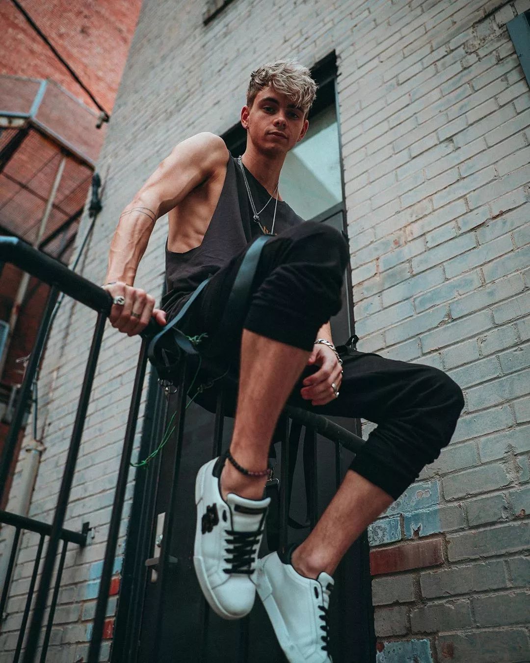 jack avery生日:1999年7月1日jack的出身则是一名youtube翻唱歌手