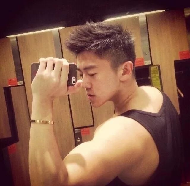 国民校草酒吧遭日本片星探搭讪_董晨