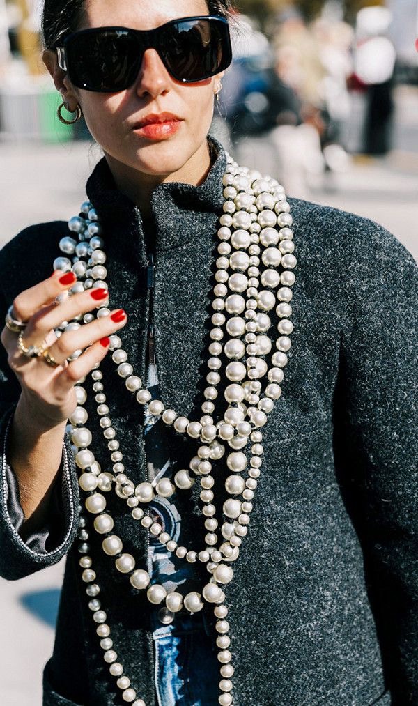 看了这么多美图街拍,时尚达人们对珍珠项链的演绎和诠释,是不是让你对