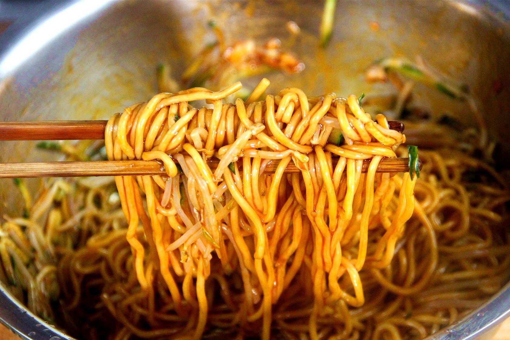 如果你爱吃凉面,那么一定要试试这道红油拌面,吃着太过瘾了!