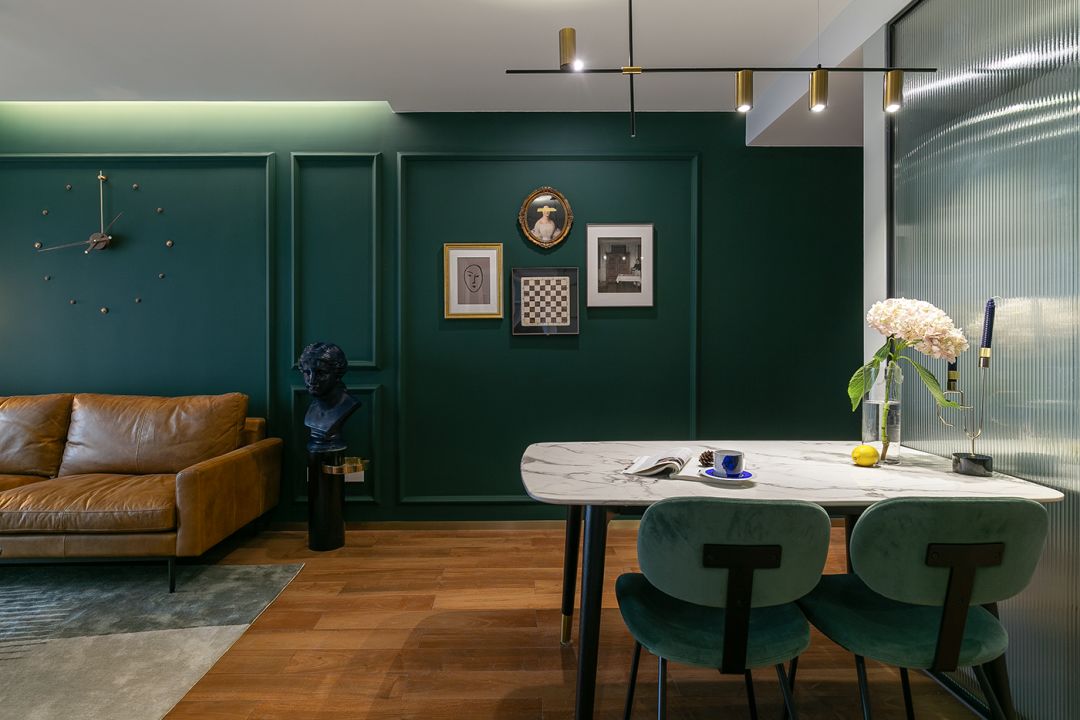 深色背景墙会让空间显小那是因为你不会搭配