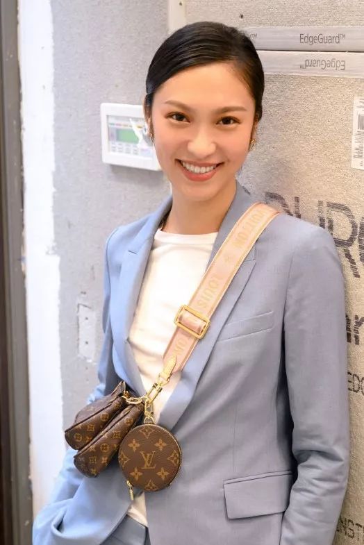 微 笑晨 风我一直以为是我自己赢了,直到有一天看着镜子,才知道自己输