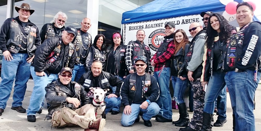 这群穿皮衣开机车的花臂壮汉是孩子心中最酷的英雄