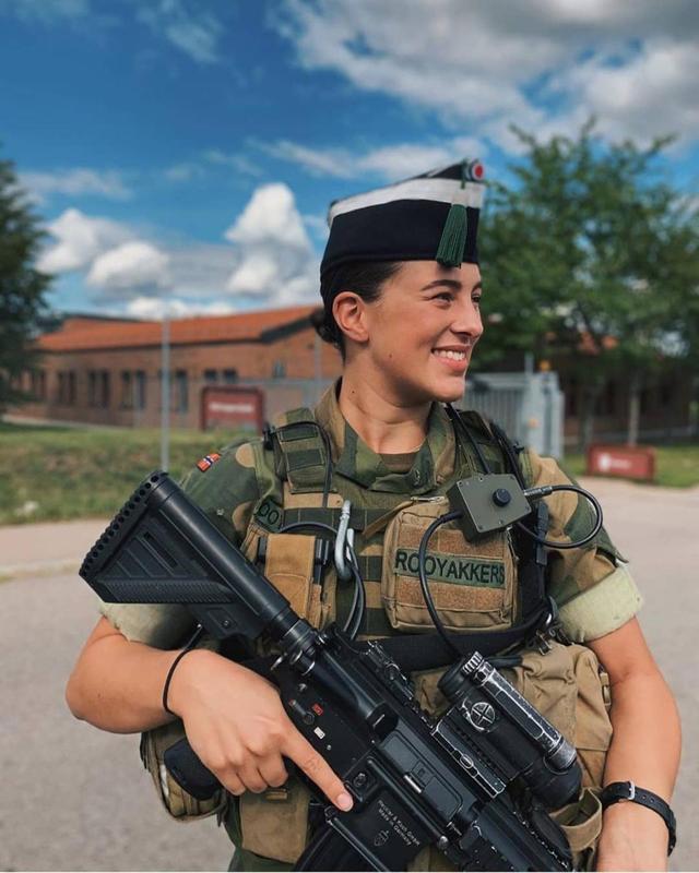 强壮如男人般美丽超过以色列北欧一国军营是金发美女如云