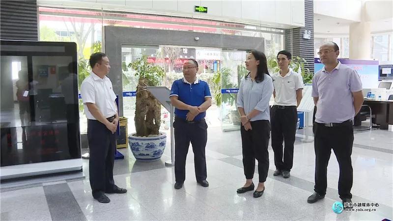 9月13日,和桂莲,杨仕林,密大华代表泸水市四套班子看望慰问坚守岗位