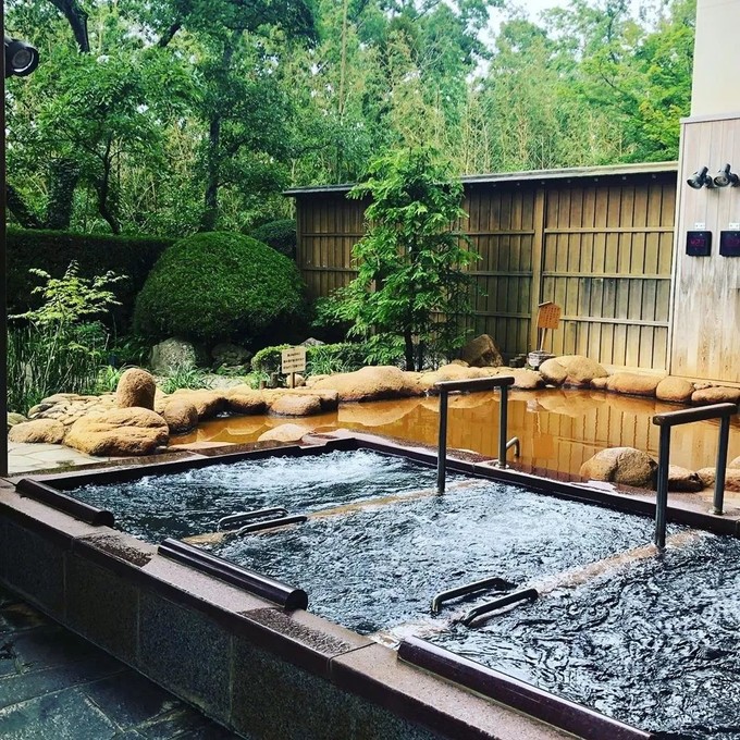 旅庵花月日式园林景观庭院,进店就会有身穿和服的人员上前迎接~这家