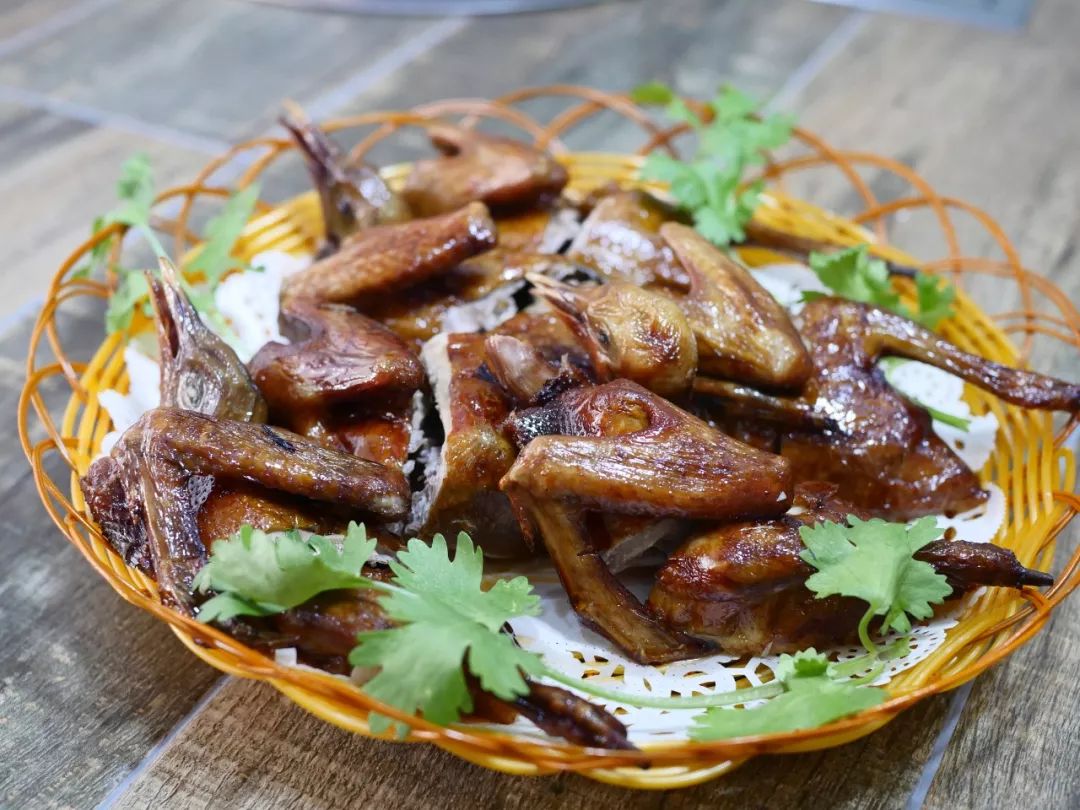 火遍三乡等排位的网红鸡当家,来自深山荔枝园走地鸡._茂名