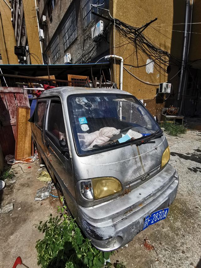 市区起凤街有"僵尸车"长期停放,谁来管管?_面包车