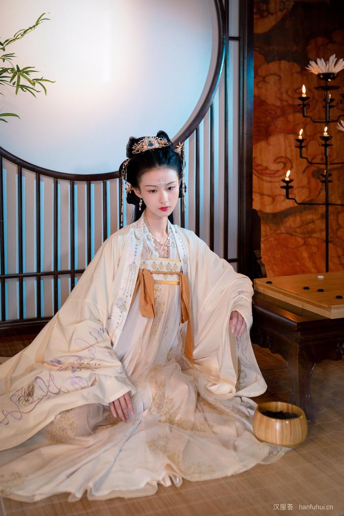 宫羽衣听音乐慢慢欣赏这有魅力的汉服美女