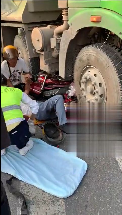 绍兴一老人与渣土车相撞,现场血流一地,老人家痛苦不堪!
