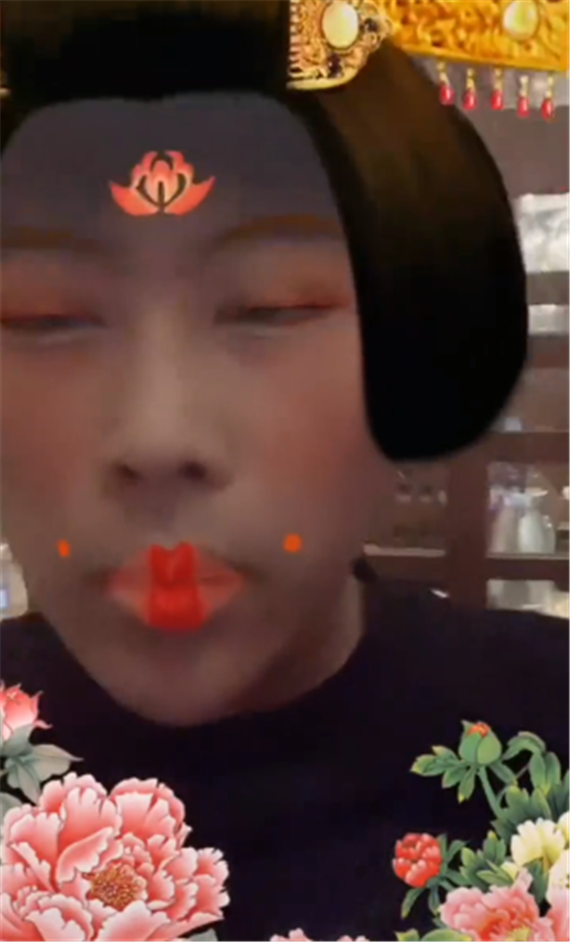 松鼠道歉后卢本伟重新出现这次直接女装粉丝却吐了