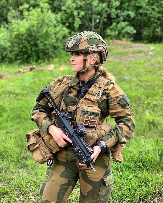 强壮如男人般美丽超过以色列北欧一国军营是金发美女如云