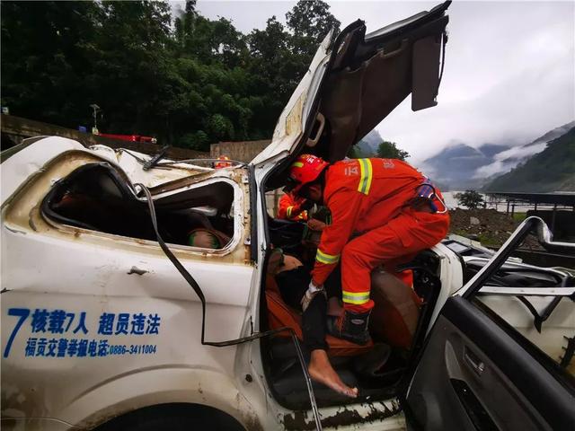 贡山一面包车坠江致1死2伤 多力量联合救援