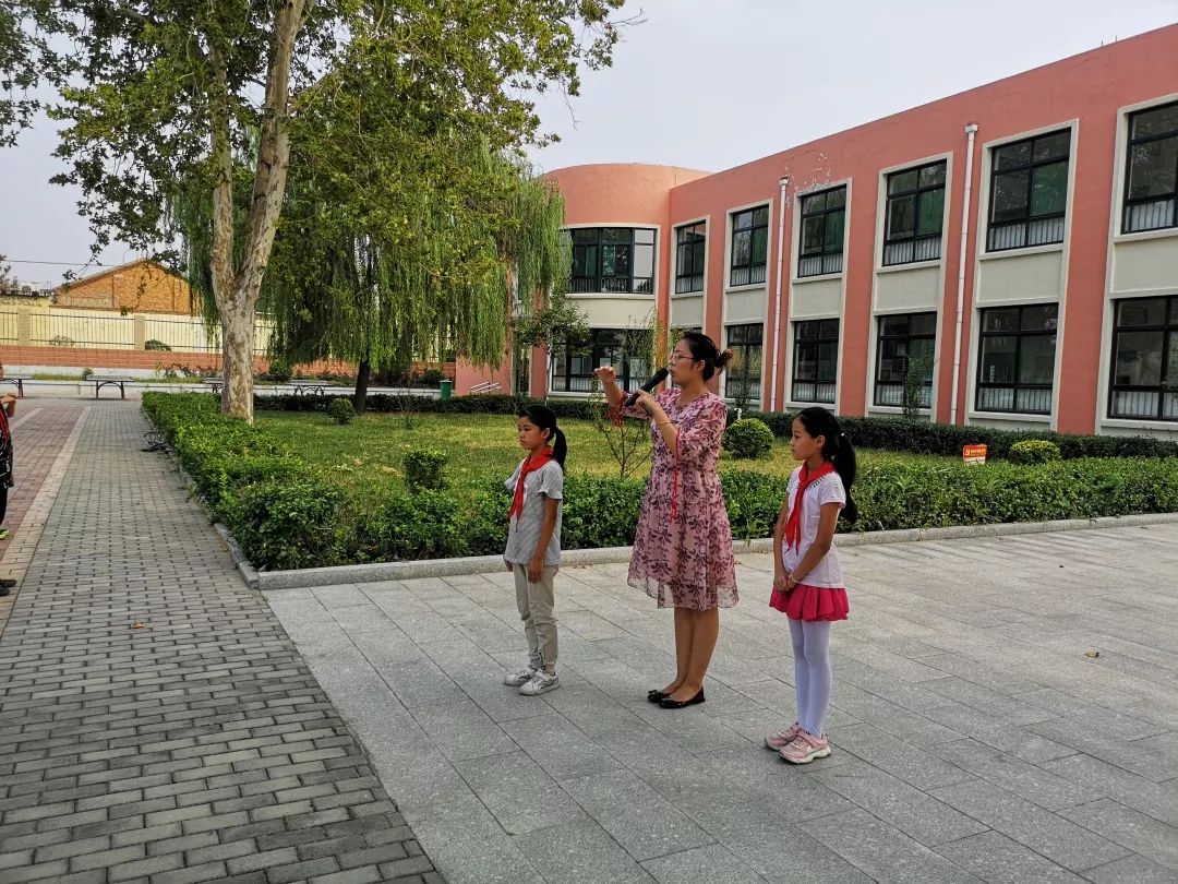 周村区南郊镇八里小学进行国歌合唱及少先队礼仪培训