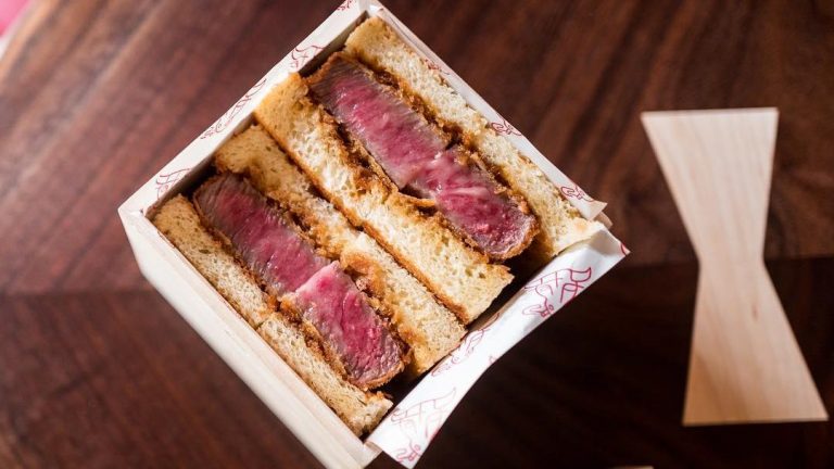 180美元的和牛三明治