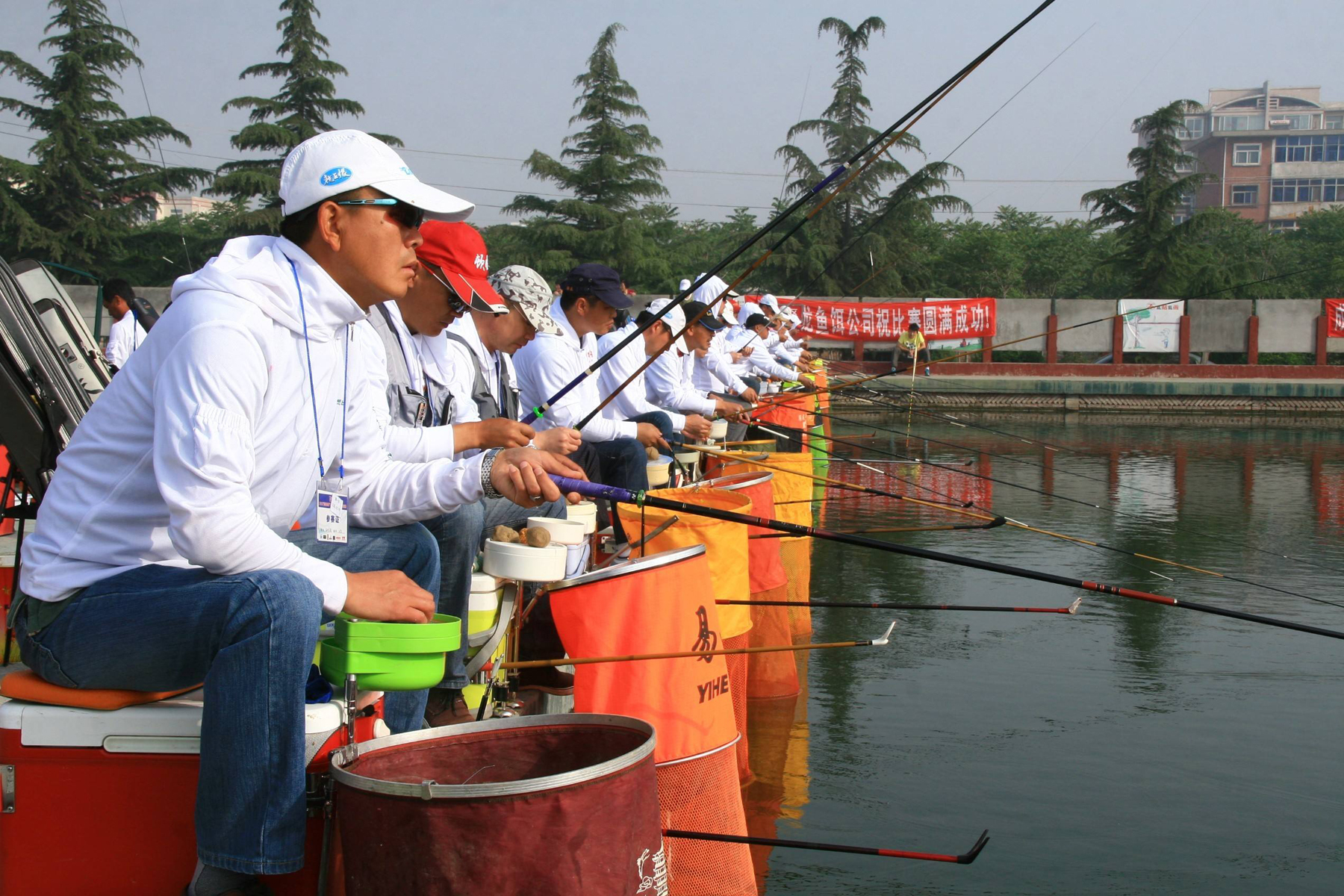 在黑坑釣場釣魚時,怎麼才能獲得釣魚冠軍?黑坑釣魚奪冠技巧