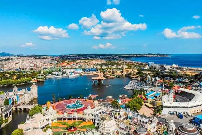 先来一波航拍全景镇场更是美出颜值巅峰!发现王国欢乐不停9月秋高气爽