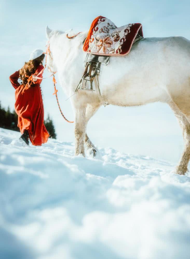 天山脚下的绝美女神,一袭红衣身骑白马