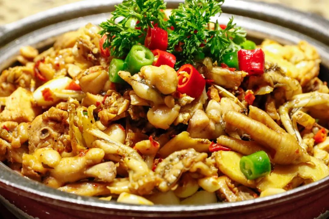 "贪心"一点的话必点这个锅"牛蛙 鸡"的双拼组合太太太划算了这里的c位