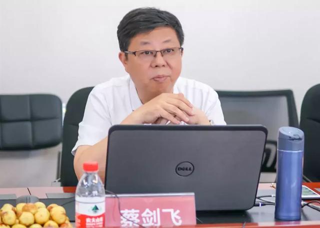 座谈会上,蔡剑飞院长首先代表医院向陈总一行表达了节日的问候,并就