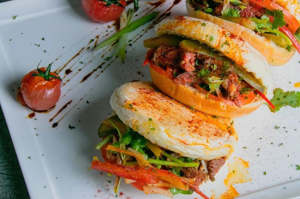 馍外观焦黄,条纹清晰,内部呈层状,饼体发胀,皮酥里嫩,使用巴西烤肉夹