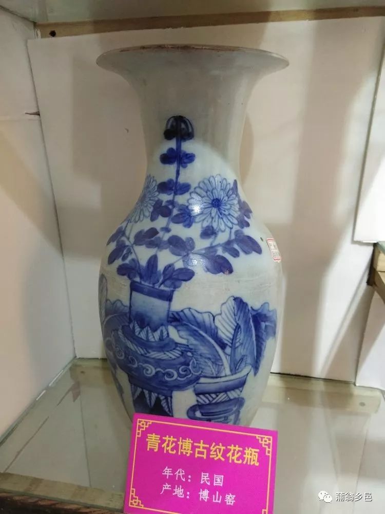青花瓷花瓶馆内,两个大厅摆放着从古到今,琳琅满目的陶瓷艺术产品,让