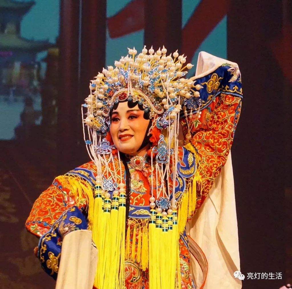 《王宝钏大登殿》表演:王大宝,伴舞:小舞花舞蹈学院开场舞《中国脊梁