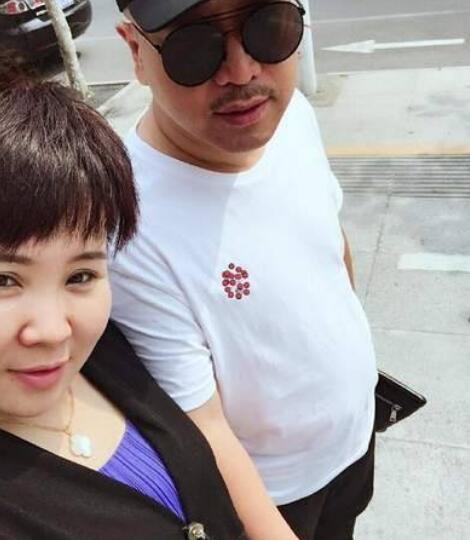 原创48岁刘能全家近照二个儿子高大帅气小女儿很像爸爸