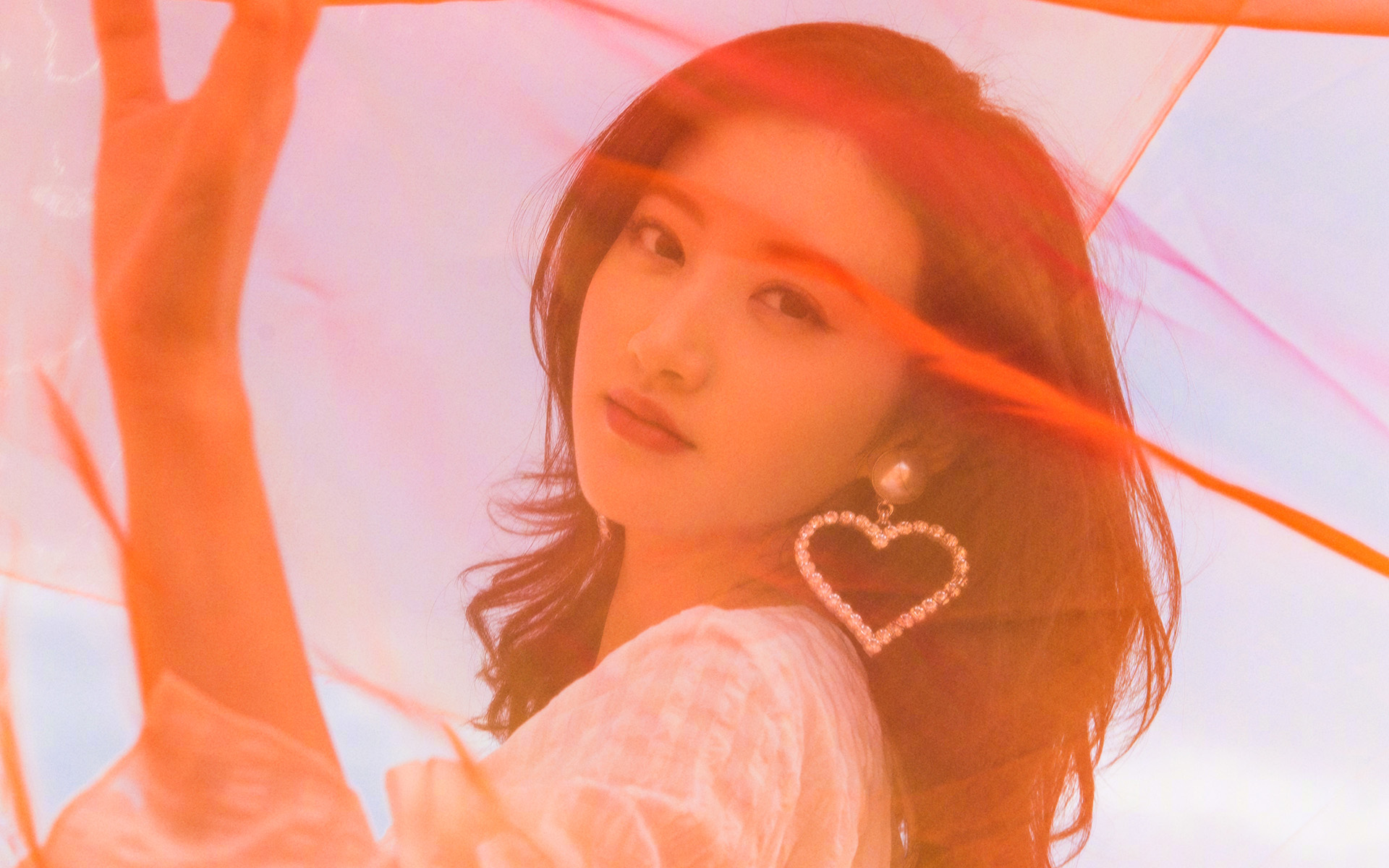 景甜白纱长裙性感写真,舞动红纱是又仙又美!