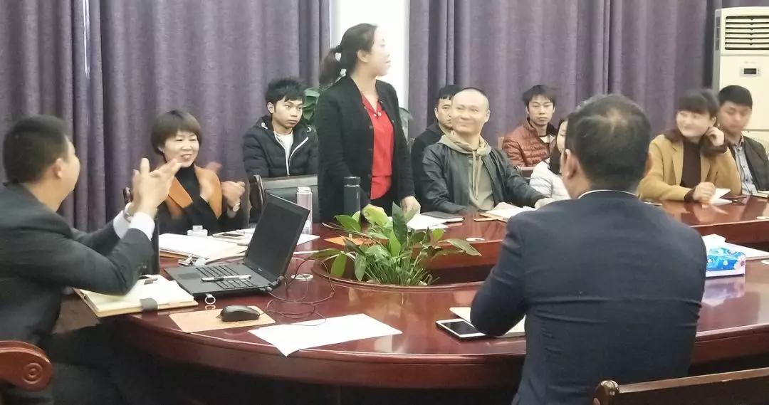 鳄鱼高端墙面定制 奋战当下 拥抱未来 进行