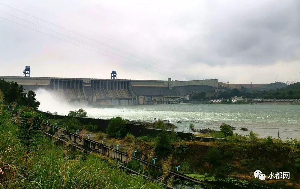 丹江口水库水位16196米大坝开两孔泄洪
