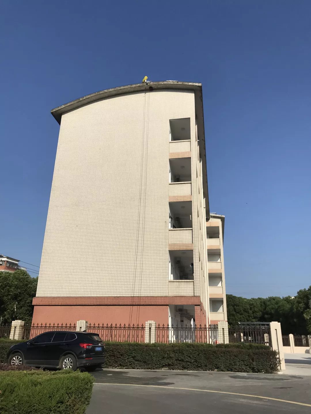 中秋节徐舍中学有人从宿舍楼顶索降目的是