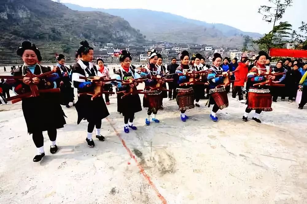 分享丨妙趣横生的苗族板凳舞