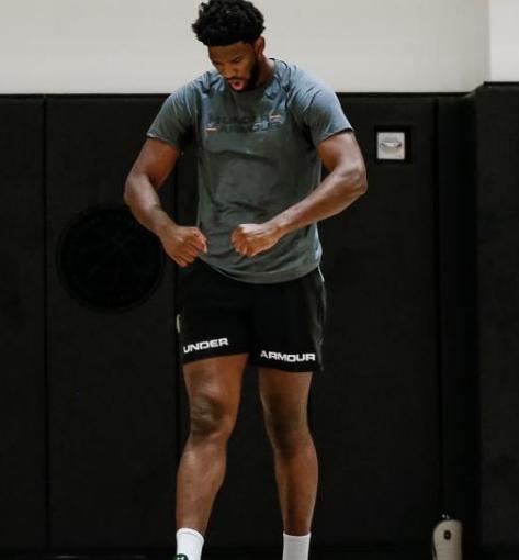 原创猛练下盘力量恩比德休赛期刻苦训练大腿和屁股壮了一圈